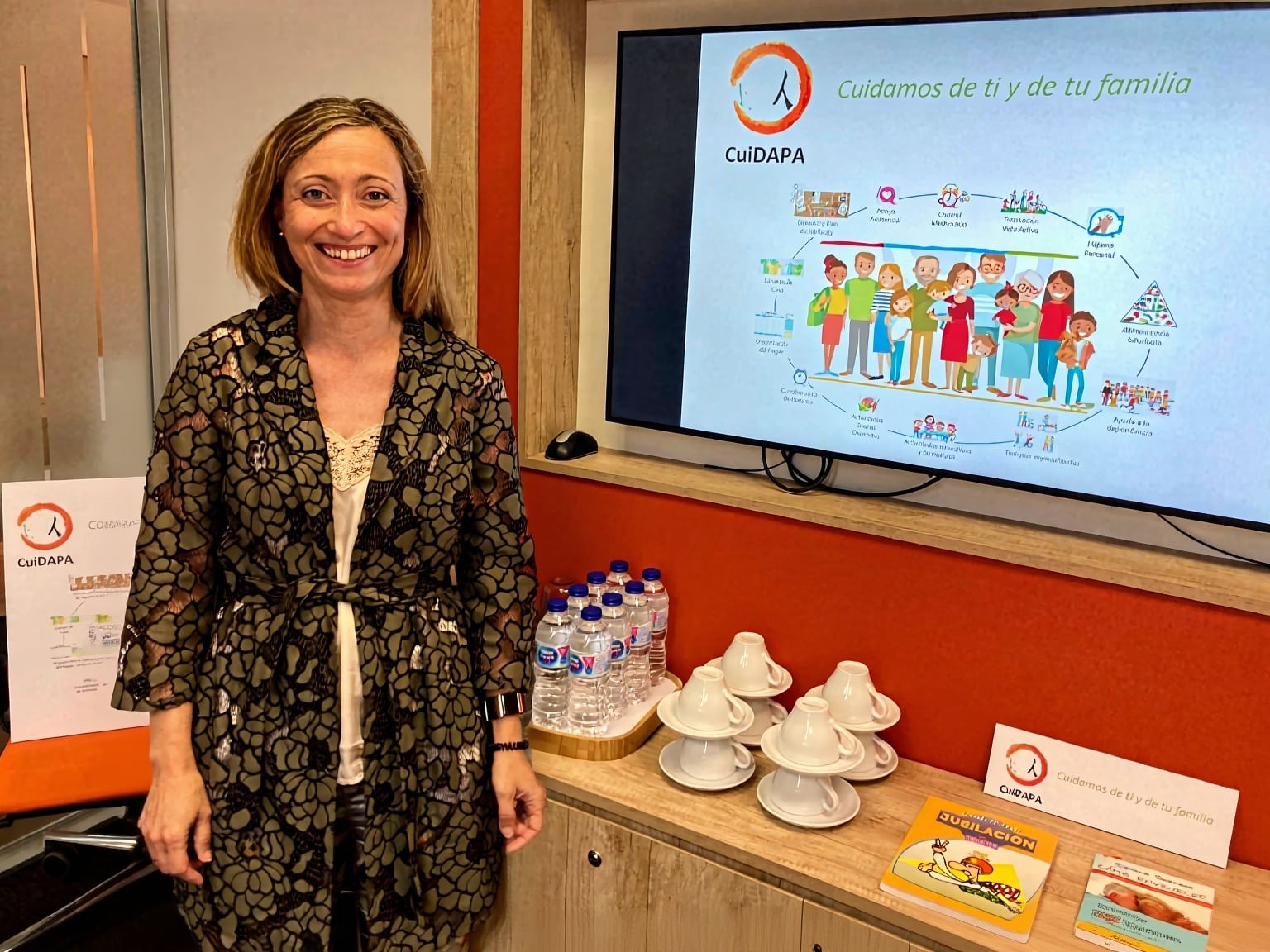 Karin en la oficina, coordinación de servicio de cuidados y atención a domicilio, ayuda a domicilio, familias, cuidadores