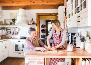 cuidadora interna atendiendo a persona mayor en Valencia provincia